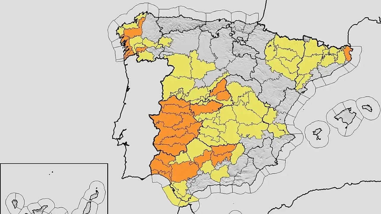 Mapa Hiszpanii z zaznaczonymi regionami o podwyższonej temperaturze rocznej. Pomarańczowe i żółte obszary wskazują na cieplejsze strefy.