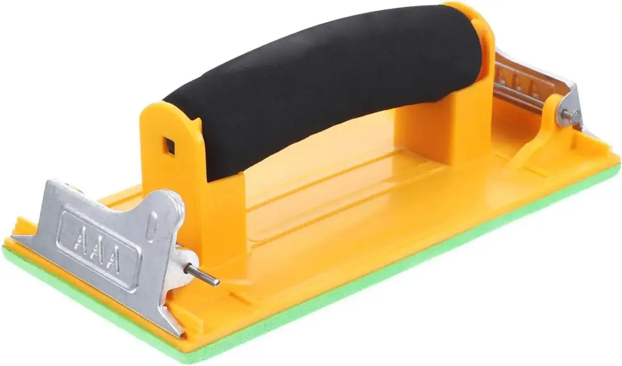 Sujetador de lija para pared con mango ergon&oacute;mico negro y base amarilla. Ideal para trabajos de lijado.