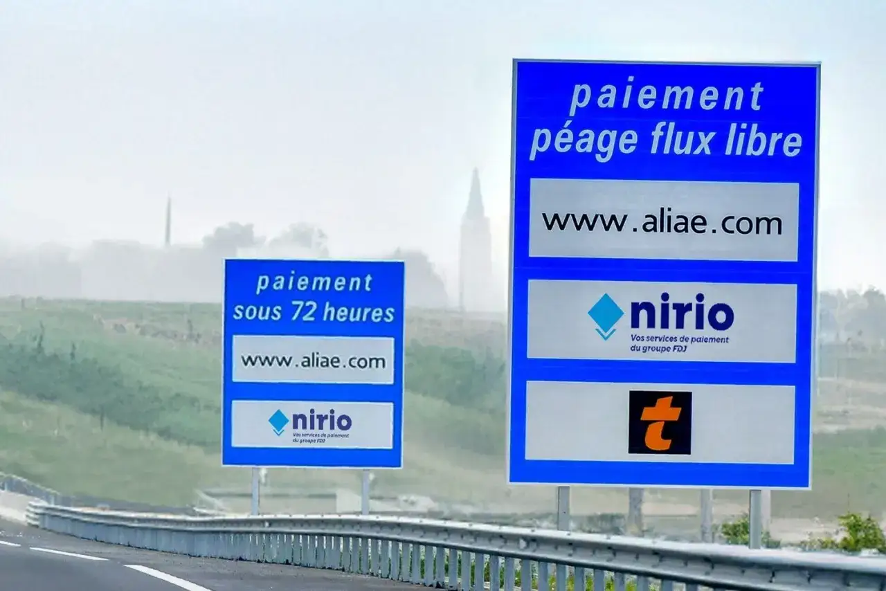 Panneaux routiers bleus indiquant 