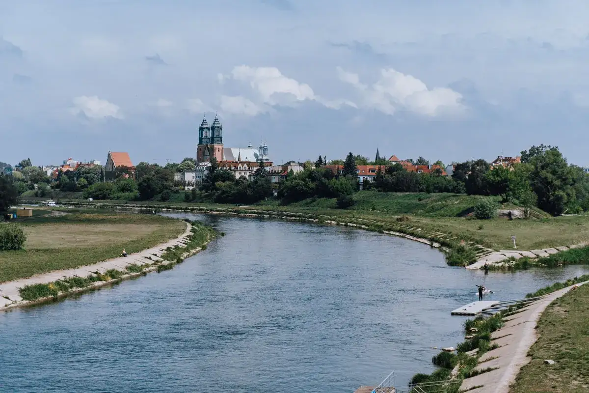 Rzeka Warta płynie przez Poznań, obok katedry i zielonych teren&oacute;w. Idealne miejsce, by zobaczyć, co zwiedzić w Poznaniu.