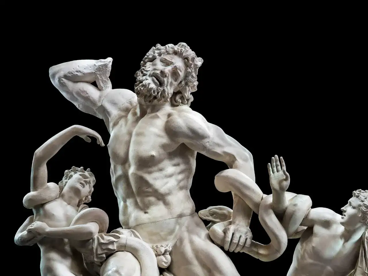Laocoon et ses fils luttent contre des serpents dans cette statue antique.