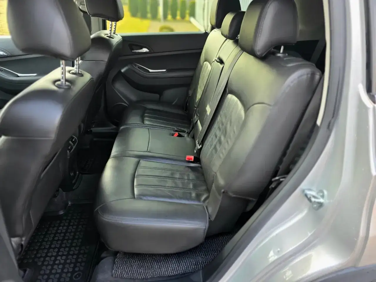 Wnętrze Chevroleta Orlando: czarne, skórzane siedzenia, idealne na rodzinne wycieczki. Wiele pozytywnych **chevrolet orlando opinie** potwierdza komfort.