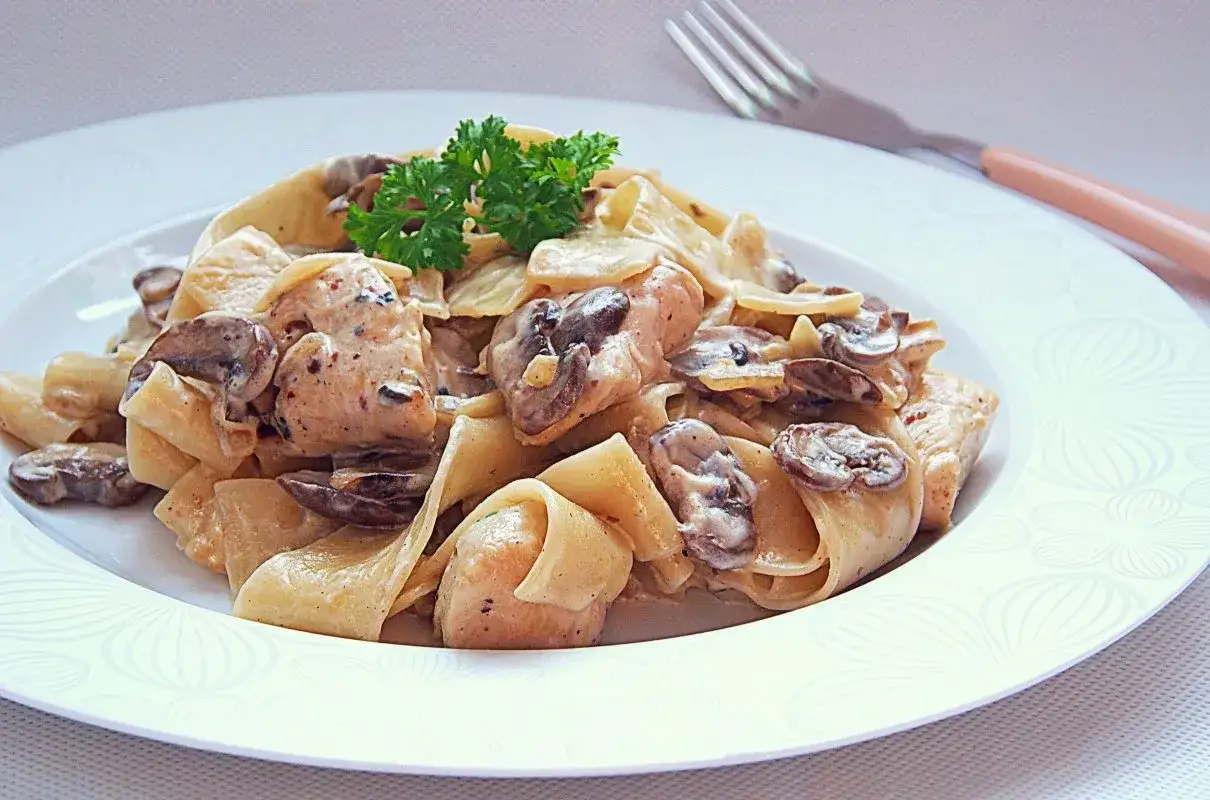 Pappardelle z kurczakiem i pieczarkami w kremowym sosie. Idealne danie, które świetnie pasuje do sosu pieczarkowego.