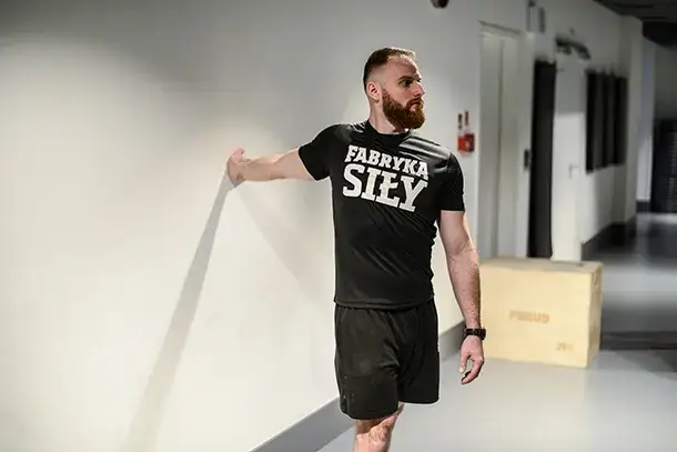 rozciąganie bicepsa techniki