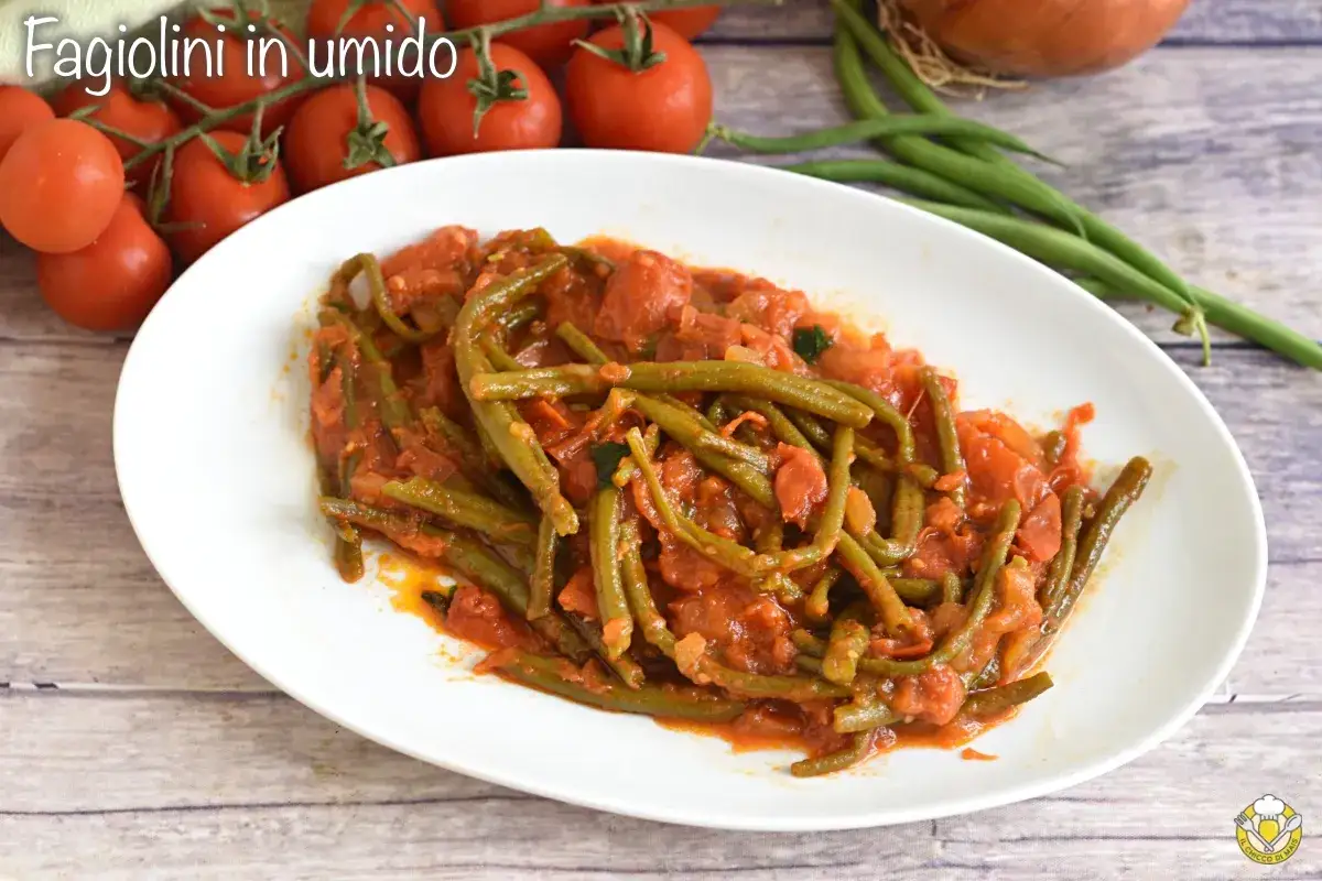 Fagiolini in umido, un contorno saporito e colorato, con pomodoro e cipolla.