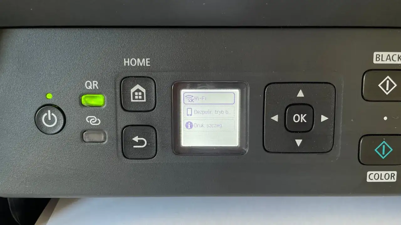 Drukarka Canon TS3150. Zielona kontrolka QR świeci, a na ekranie widoczny jest komunikat 