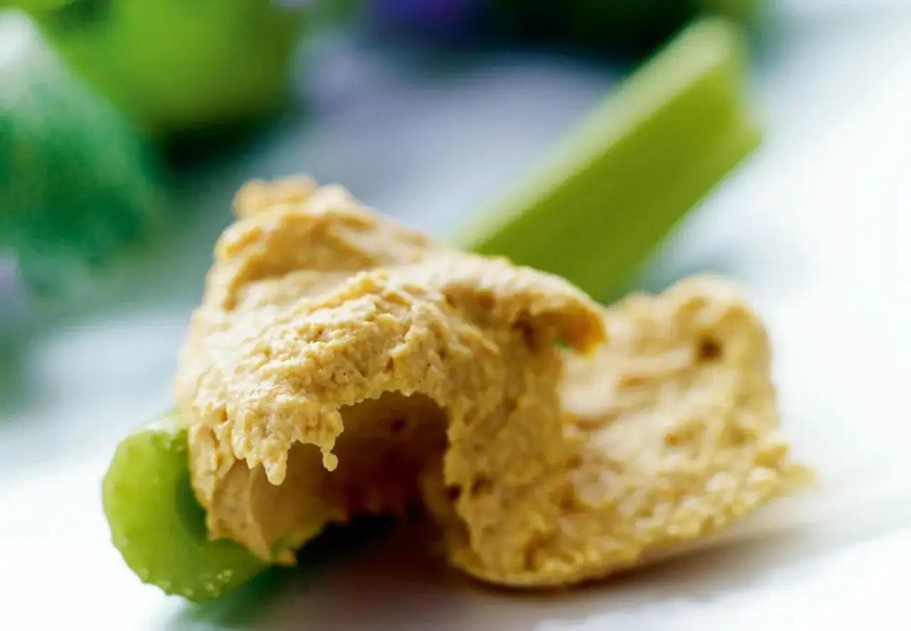 Kr&auml;mig hummus utan tahini p&aring; krispiga selleristavar. En h&auml;lsosam och god dipp.