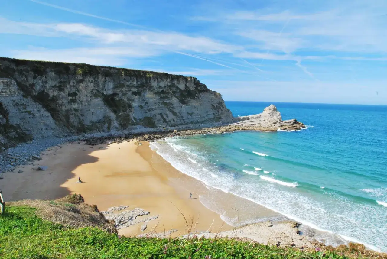 Una de las mejores playas de Santander, con acantilados imponentes, arena dorada y aguas turquesas.