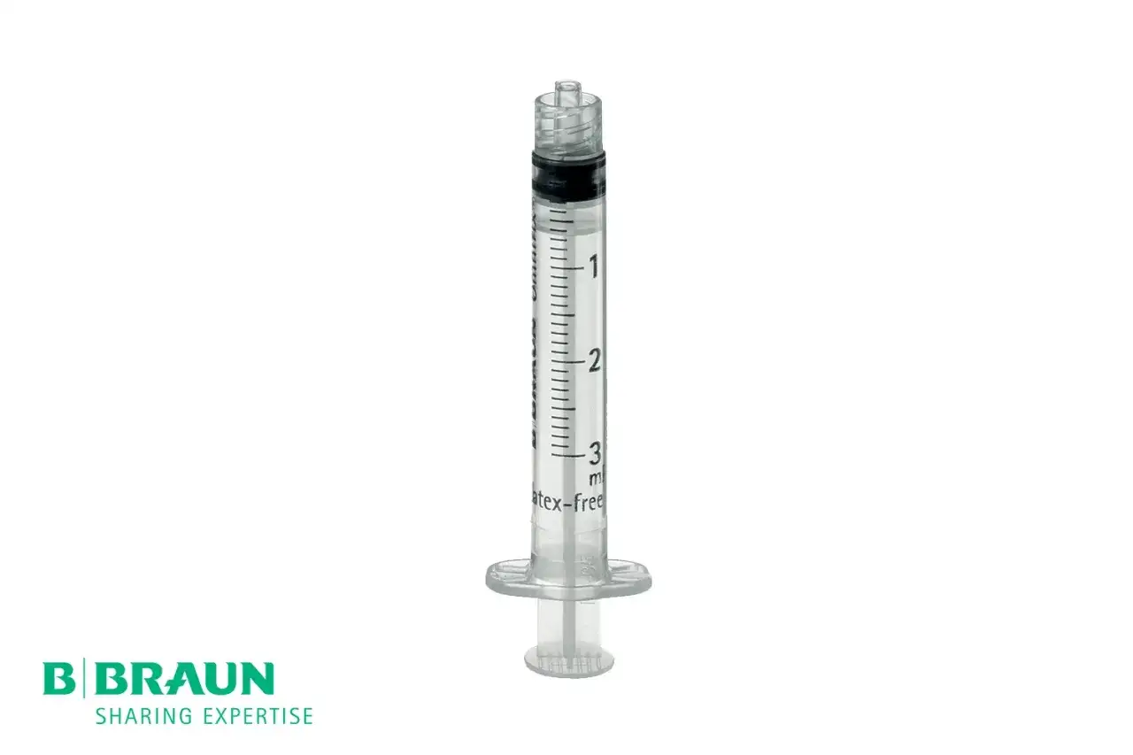 Eine kleine, klare Spritze mit Milliliter-Markierungen, bereit, Flüssigkeit zu aspirieren.