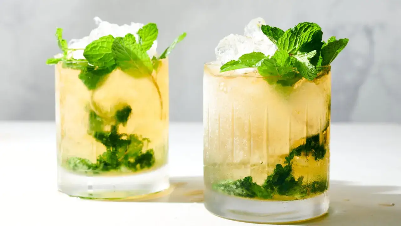 Mojito i Mint Julep na stole