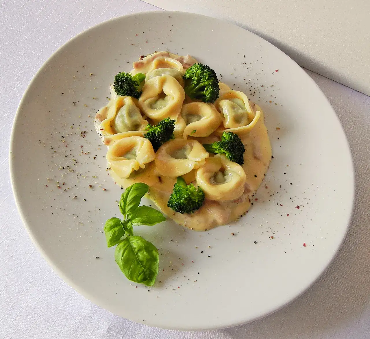 Tortellini ze szpinakiem z sosem śmietanowym