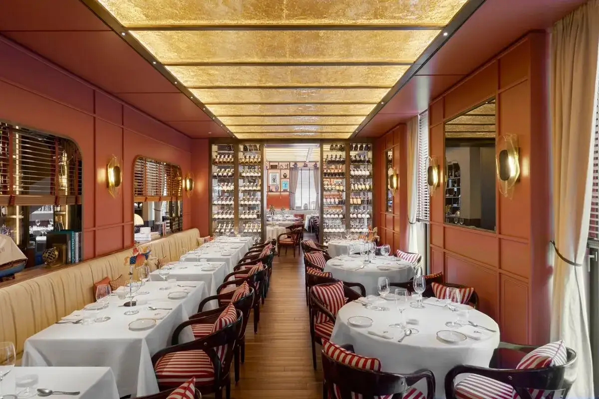 Ambiance chic dans ce restaurant typique Milan, avec ses murs corail, ses &eacute;tag&egrave;res &agrave; vin et ses tables dress&eacute;es.