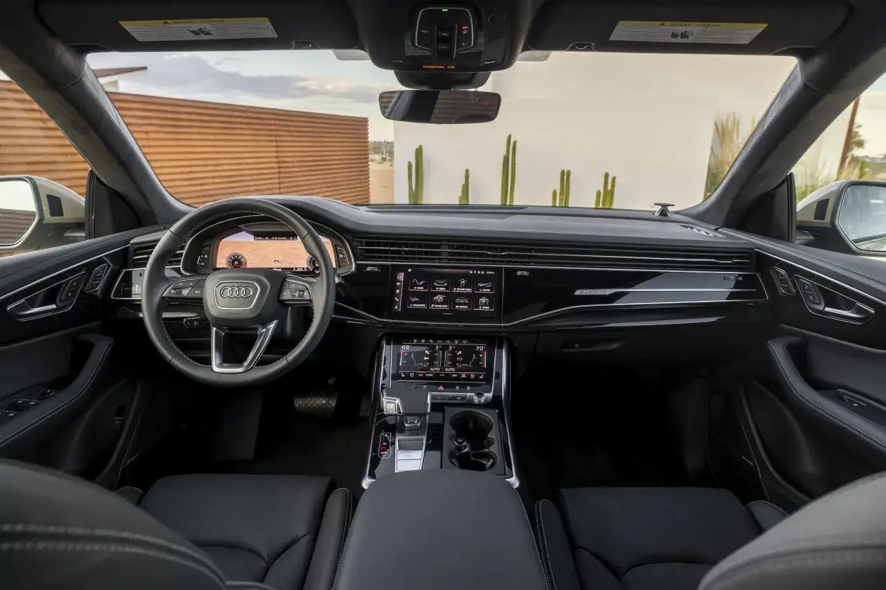 Wnętrze Audi SQ8 z nowoczesnym kokpitem i ekranami. Sprawdź audi sq8 cena i wyposażenie.