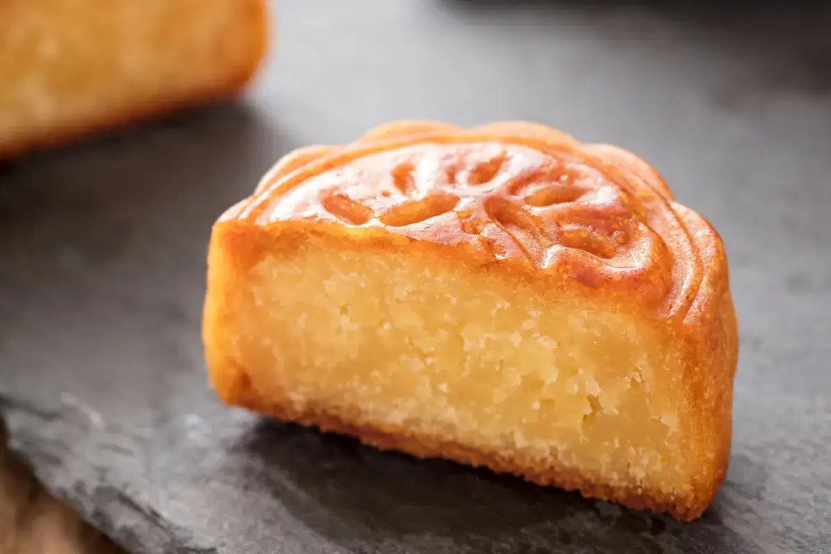 Un d&eacute;licieux g&acirc;teau aux amandes, coup&eacute; en deux, r&eacute;v&egrave;le sa texture moelleuse.