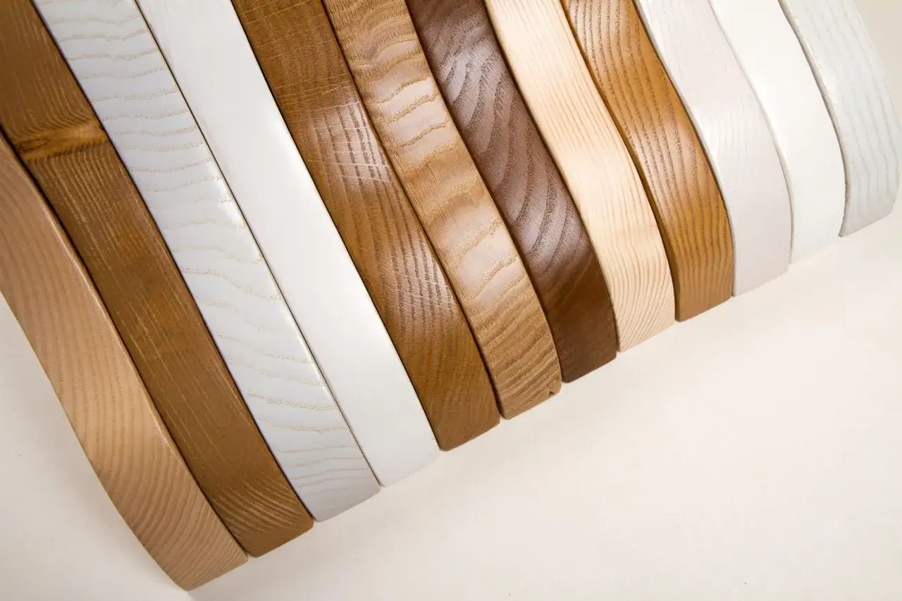 Una selezione di campioni di legno con diverse finiture e tonalità, che formano una tabella colori per legno.