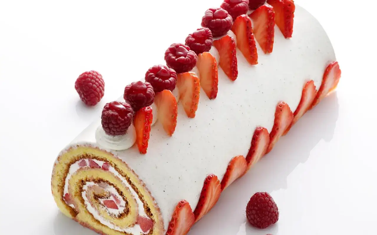 Un d&eacute;licieux roul&eacute; fraise mascarpone, orn&eacute; de framboises fra&icirc;ches et de fines tranches de fraises, invite &agrave; la gourmandise.