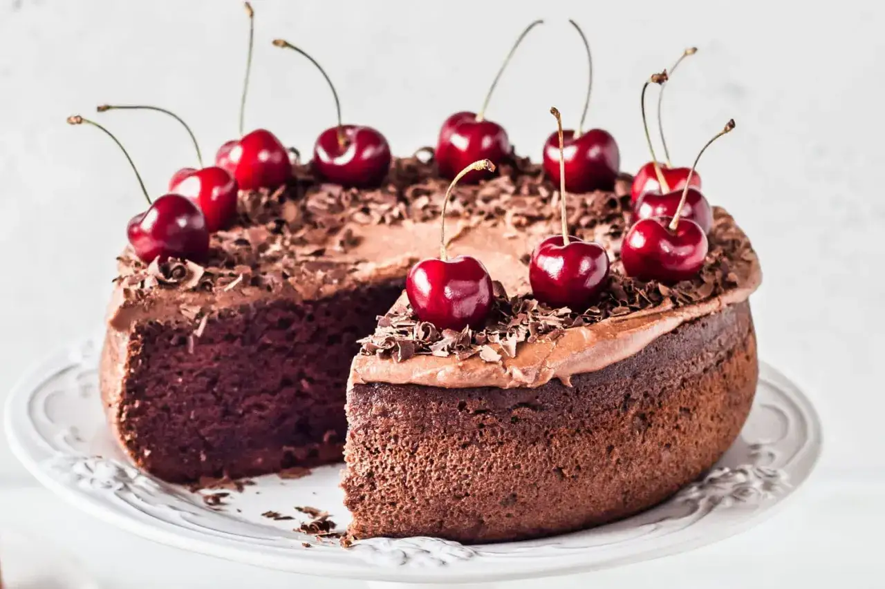 G&acirc;teau chocolat cerise, riche et moelleux, garni de cerises fra&icirc;ches et de copeaux de chocolat. Un d&eacute;lice gourmand.