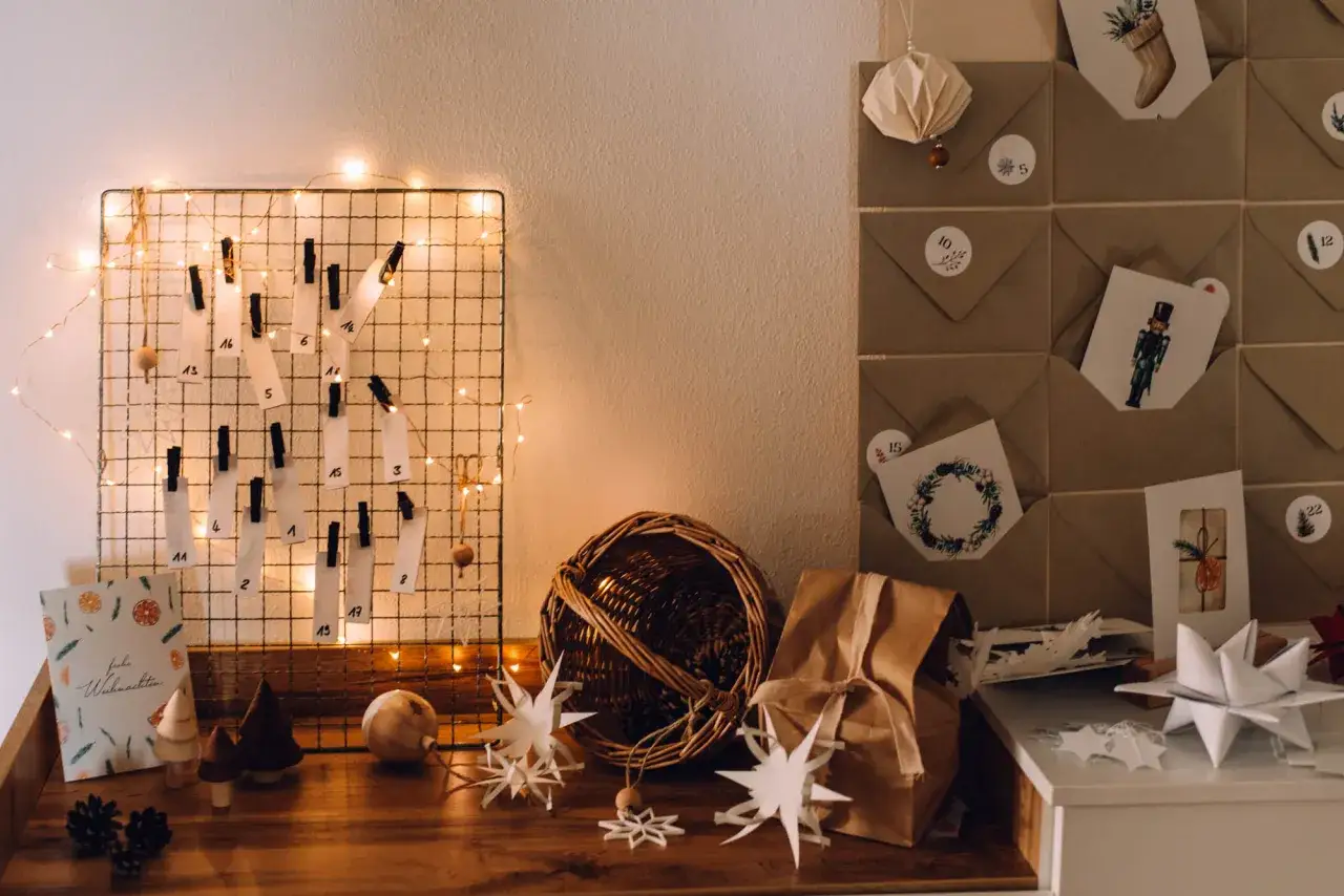 Ein liebevoll gestalteter Adventskalender zum Selberbasteln f&uuml;r Erwachsene. Kleine P&auml;ckchen und Karten mit Zahlen zieren die Wand.