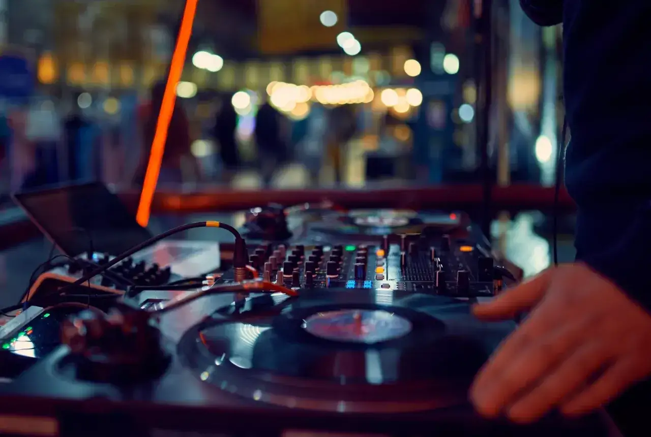 Rodzaje DJ-ów, DJ klubowy, DJ weselny, turntablista