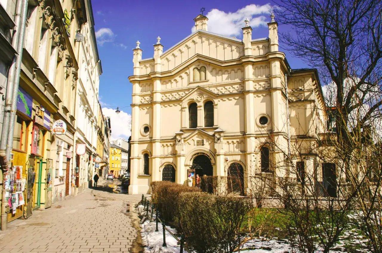 Synagoga na krakowskim Kazimierzu, z charakterystyczną fasadą i uliczką po lewej.