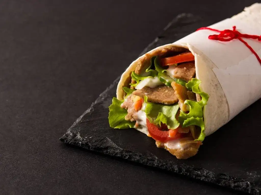 Zdjęcie Ile kalorii ma kebab w tortilli? Sprawdź i jedz lżej!