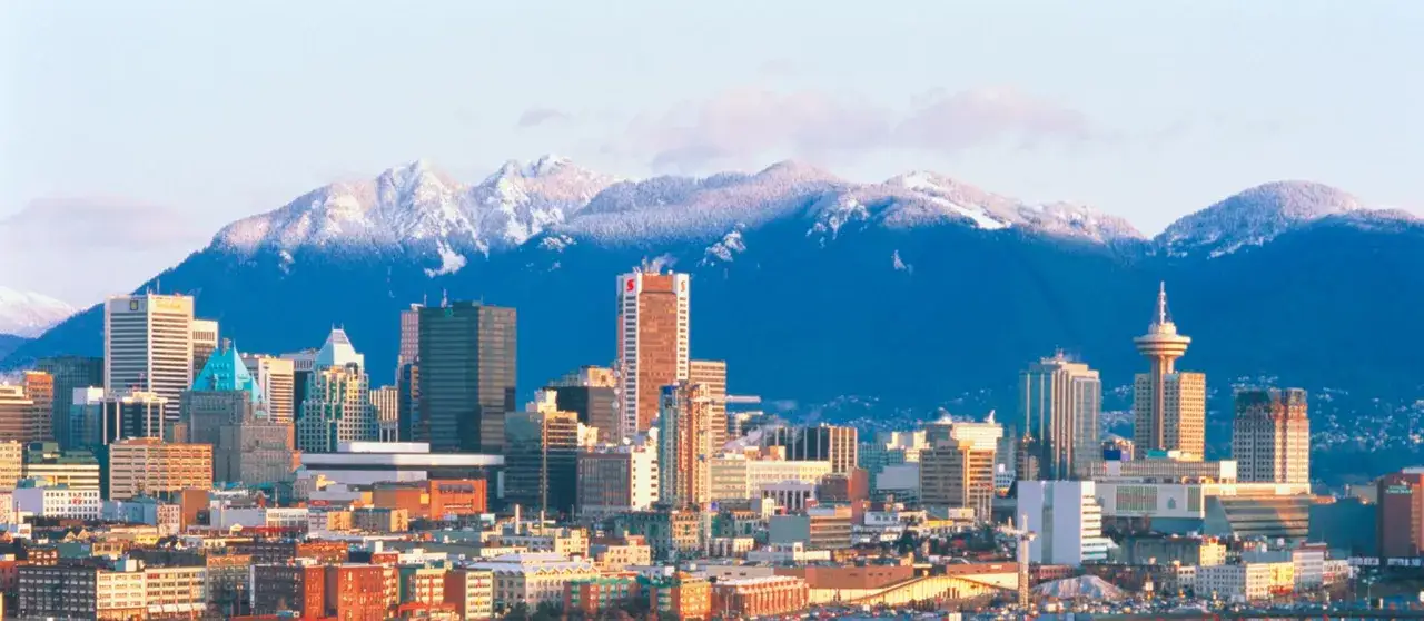 Gdzie leży Vancouver? Miasto z drapaczami chmur i ośnieżonymi g&oacute;rami w tle.
