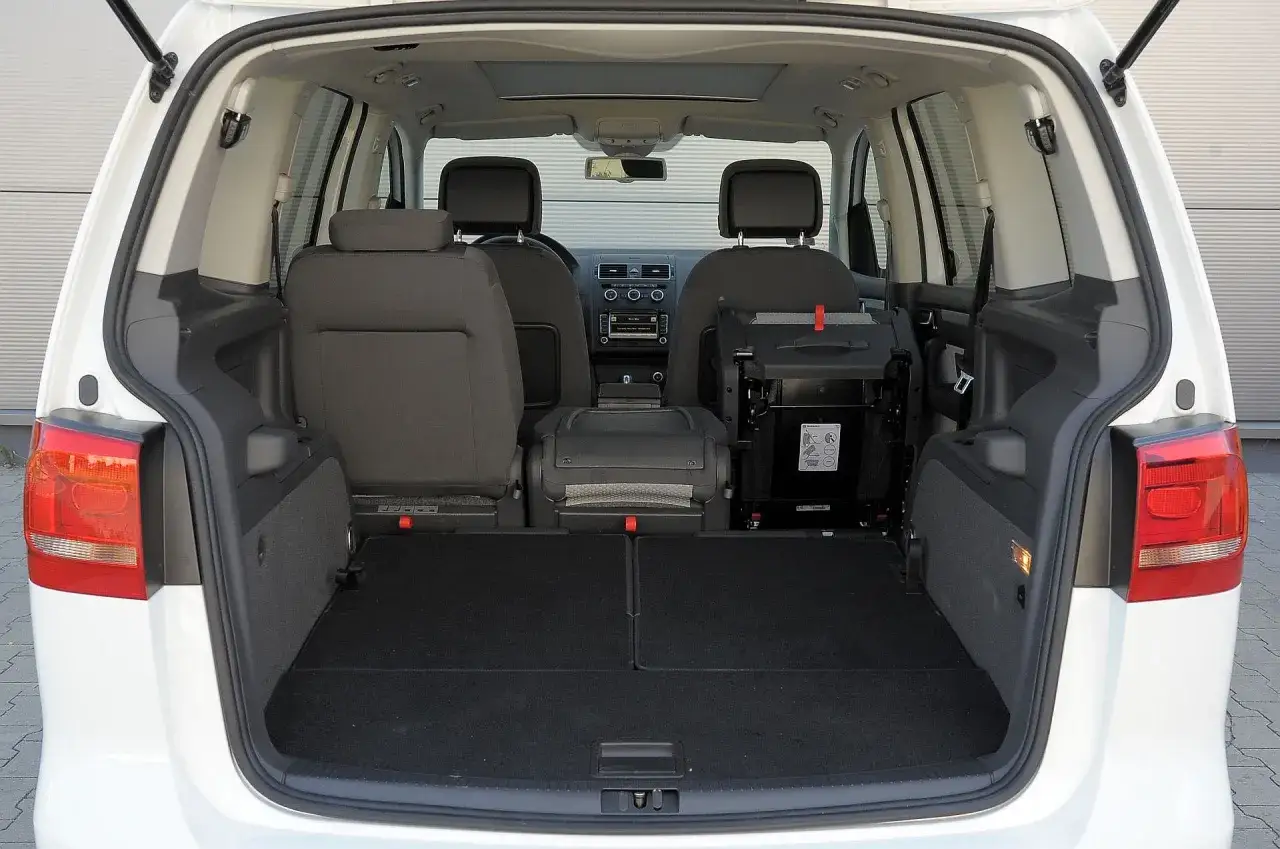 VW Touran 7 osobowy bagażnik złożone siedzenia