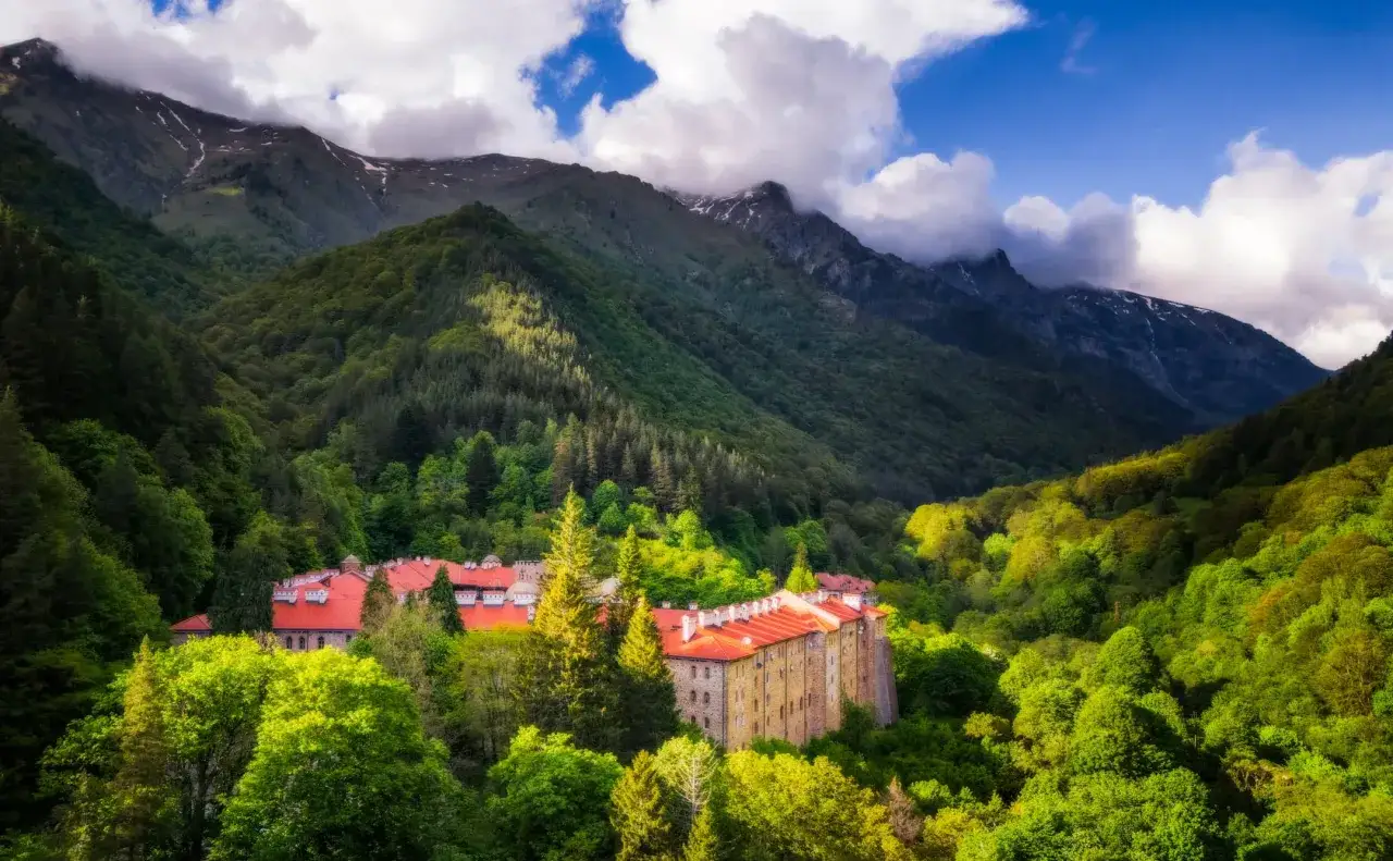 Monasterio de Rila, un lugar imprescindible que visitar en Bulgaria, rodeado de exuberantes bosques y majestuosas montañas.