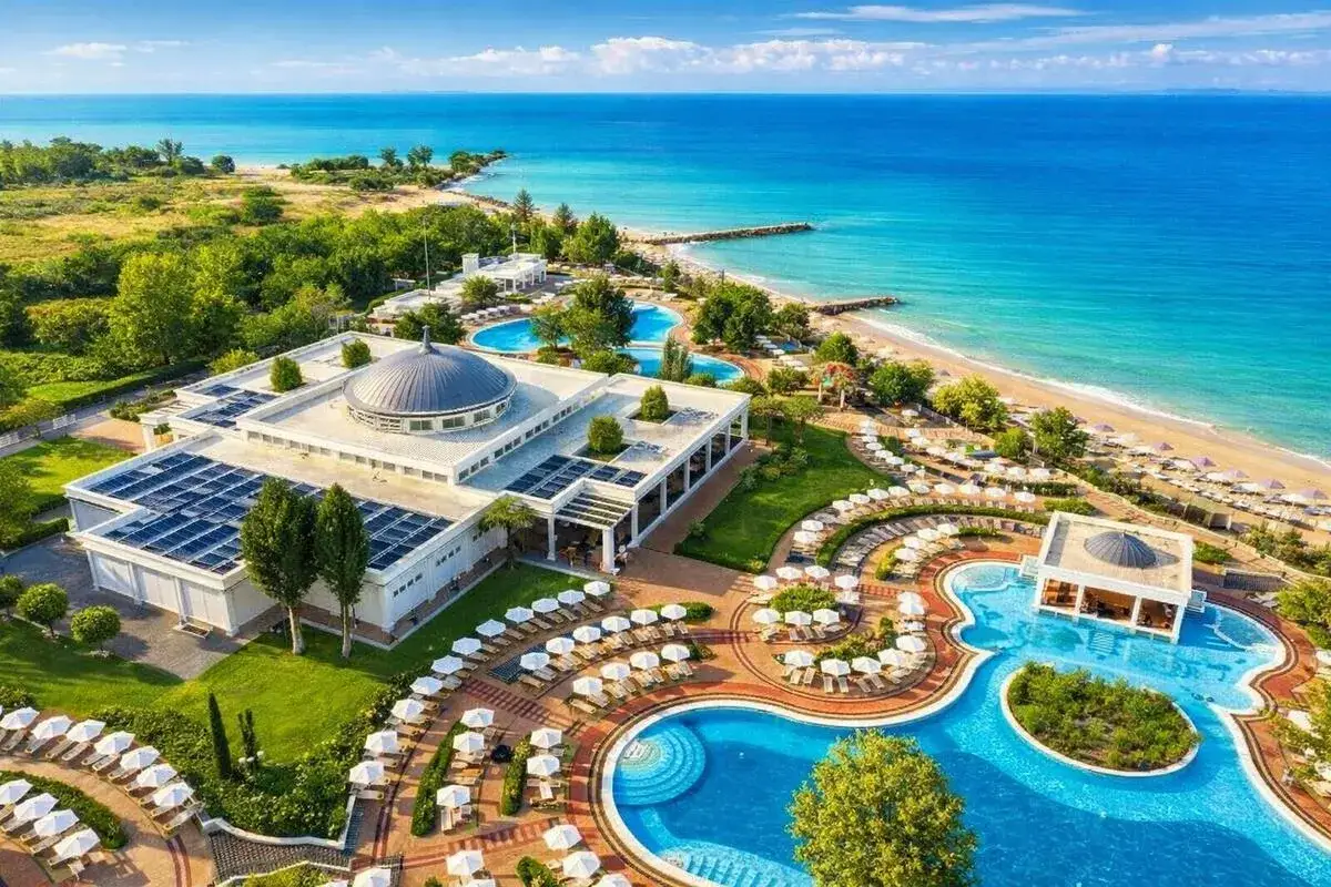 Luksusowe **bułgaria wczasy all inclusive** nad turkusowym morzem. Hotel z basenami, plażą i zielenią.