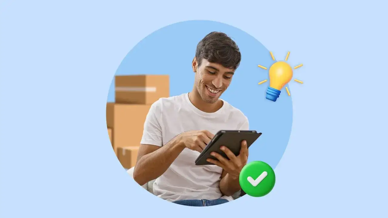 Hombre sonriente con tablet, cajas de env&iacute;o y bombilla de idea. Aprende como montar un negocio online sin dinero y ten &eacute;xito.