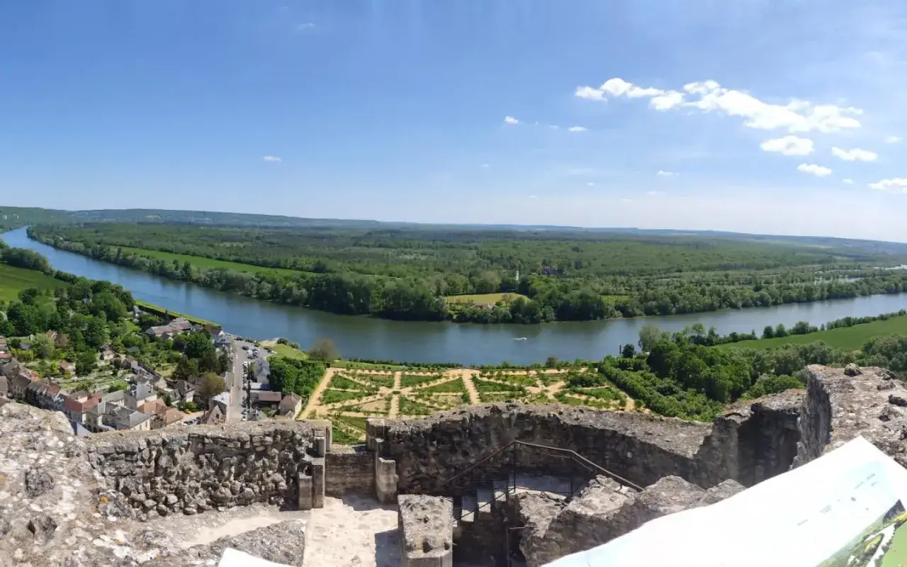 Vue panoramique sur la Seine et ses rives verdoyantes, avec un village et un jardin &agrave; la fran&ccedil;aise. Id&eacute;al pour savoir que faire autour de Giverny.