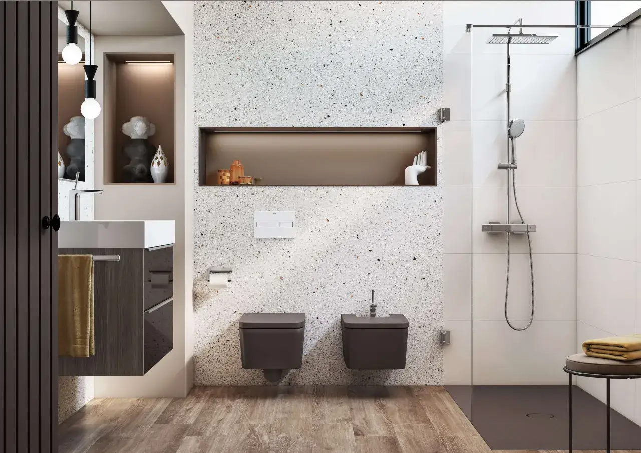 Nowoczesna, długa wąska łazienka z oknem i prysznicem. Terrazzowe ściany, drewniana podłoga, wiszące toalety i bidet.