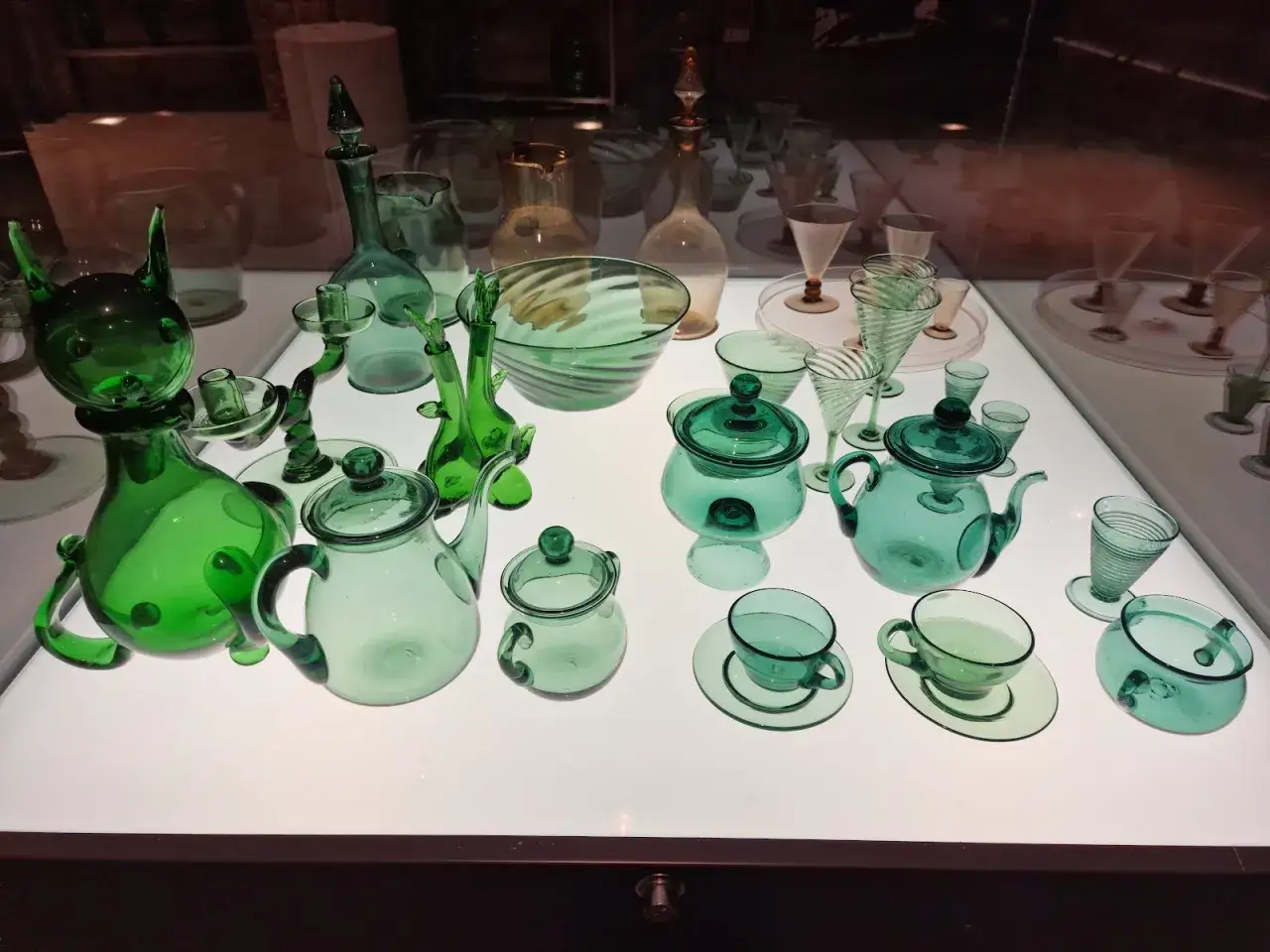Vetreria verde smeraldo: teiere, tazze e decorazioni. Un assaggio di cosa vedere a Empoli, tra arte e artigianato.