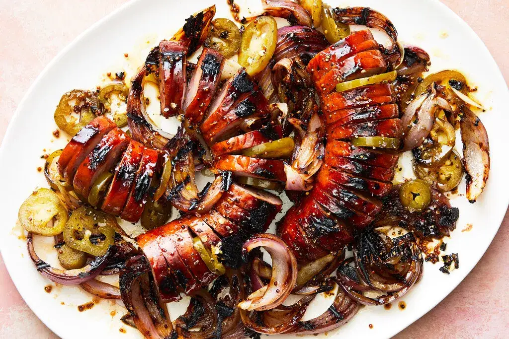 różne kiełbasy grillowe z serem, jalapeño, ziołami