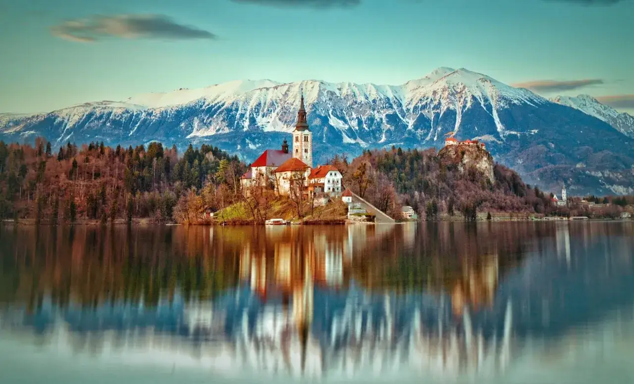L'île et son église pittoresques sur le lac de Bled, avec des montagnes enneigées en arrière-plan. Une belle idée de ce que faire en Slovénie.