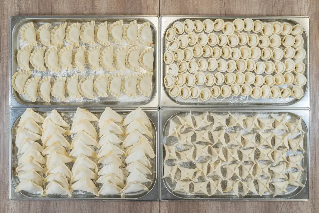 R&oacute;żne etapy lepienia pierog&oacute;w