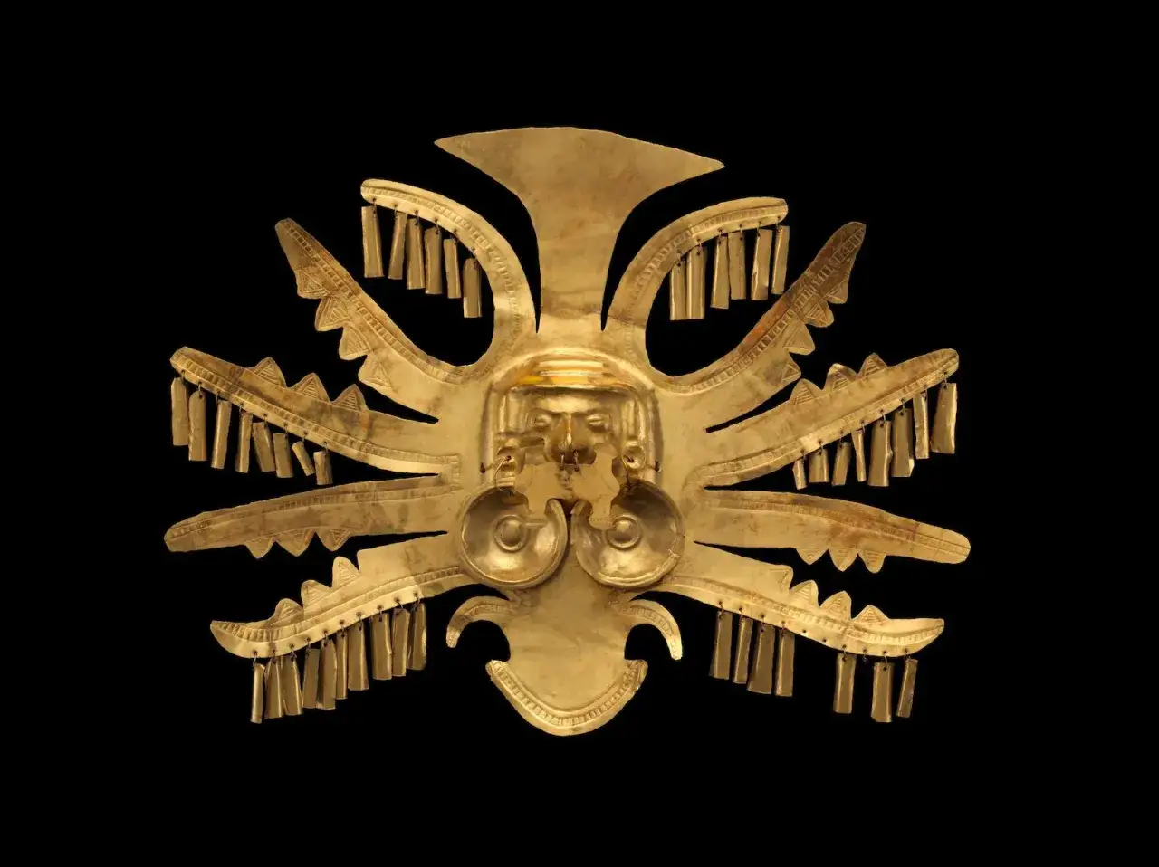 Masque d'or précolombien, un chef-d'œuvre d'art solaire, orné de détails complexes et de pendeloques.