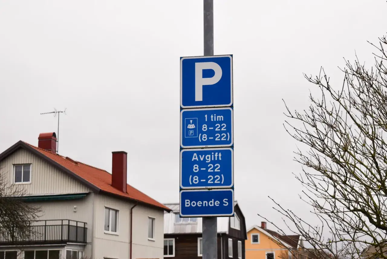Parkeringsskylt i villaomr&aring;de visar regler: 1 timme, avgift och boendeparkering.
