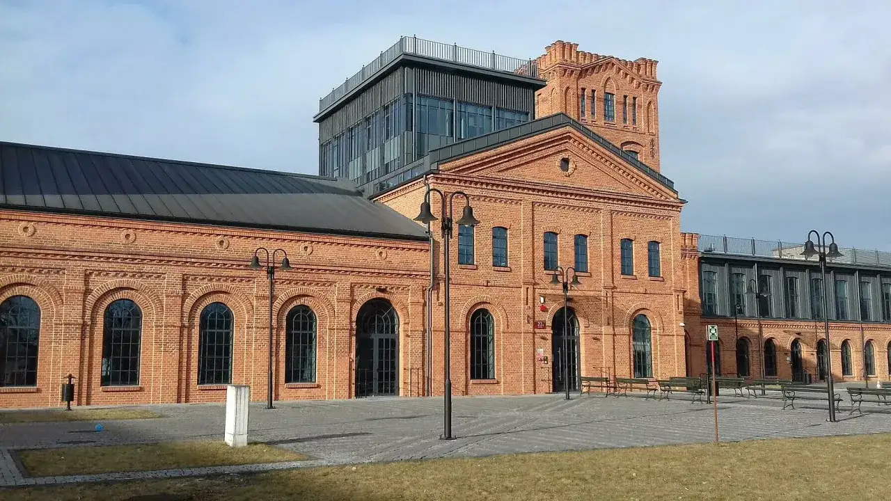 Nowoczesna rewitalizacja postindustrialnych budynk&oacute;w w Łodzi. Idealne miejsce, by zobaczyć, co zwiedzić w Łodzi i poczuć klimat miasta.