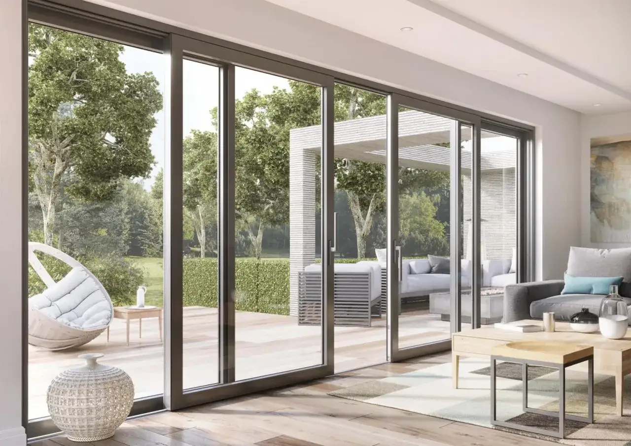 Nowoczesny salon z widokiem na ogród przez **duże okna**. Wygodny fotel wiszący i taras zapraszają do relaksu.