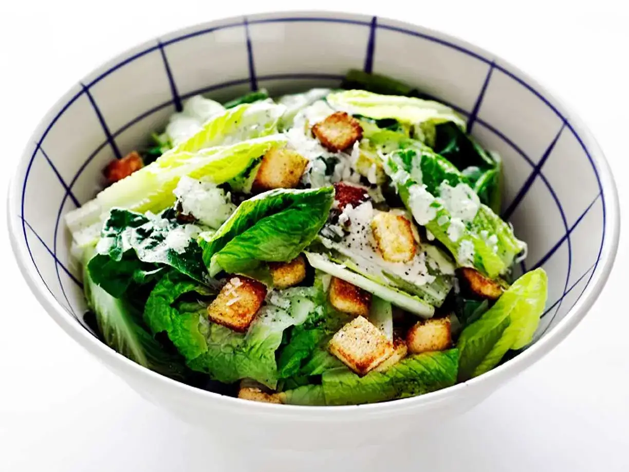En fr&auml;sch caesarsallad med krispiga krutonger och kr&auml;mig dressing. Ett perfekt caesarsallad recept f&ouml;r en snabb lunch.