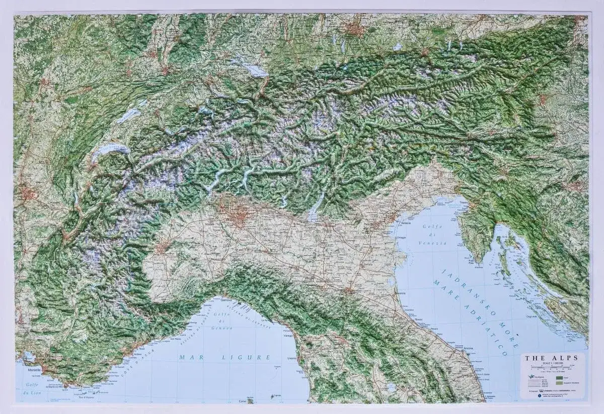 Mapa reliefowa pokazuje, gdzie są Alpy, rozciągające się od Francji przez Włochy po Adriatyk.