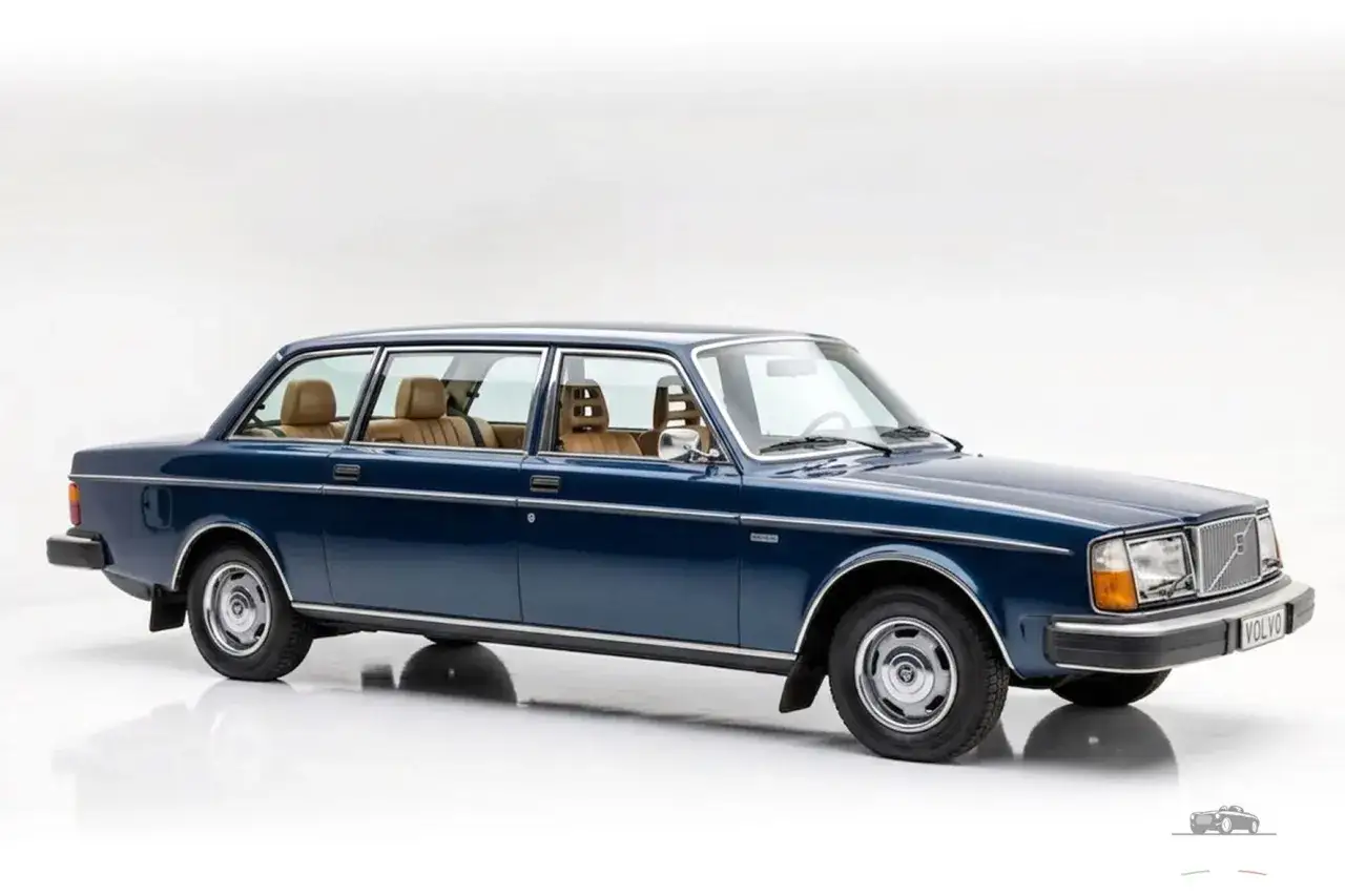 En mörkblå Volvo 264 Bertone, en ovanlig limousinversion med extra bakre sidofönster och bekväma bruna säten.