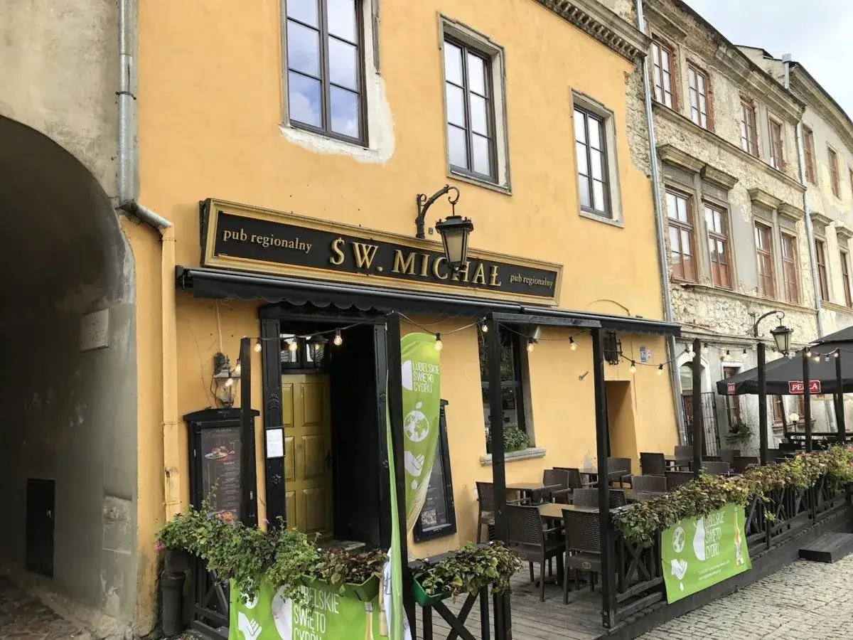 Szukasz miejsca, gdzie zjeść w Lublinie? Pub Regionalny S.W. Michał zaprasza na swój urokliwy taras.