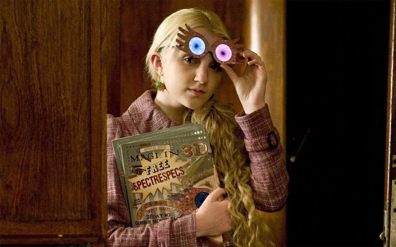 Evanna Lynch jako Luna Lovegood w okularach z