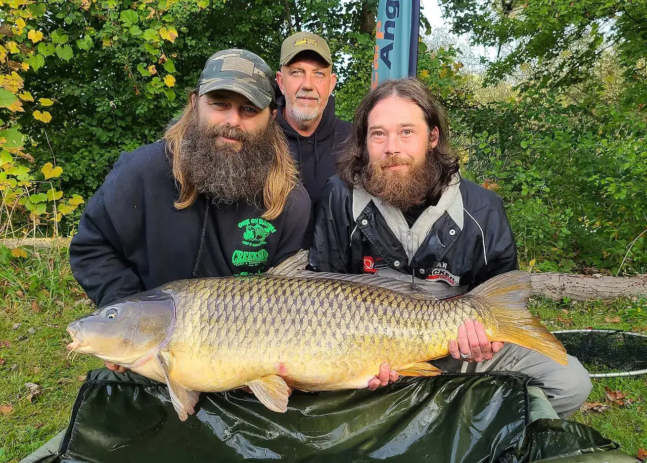 Trzech wędkarzy z okazałym karpiem, złowionym podczas zawodów euro aqua.