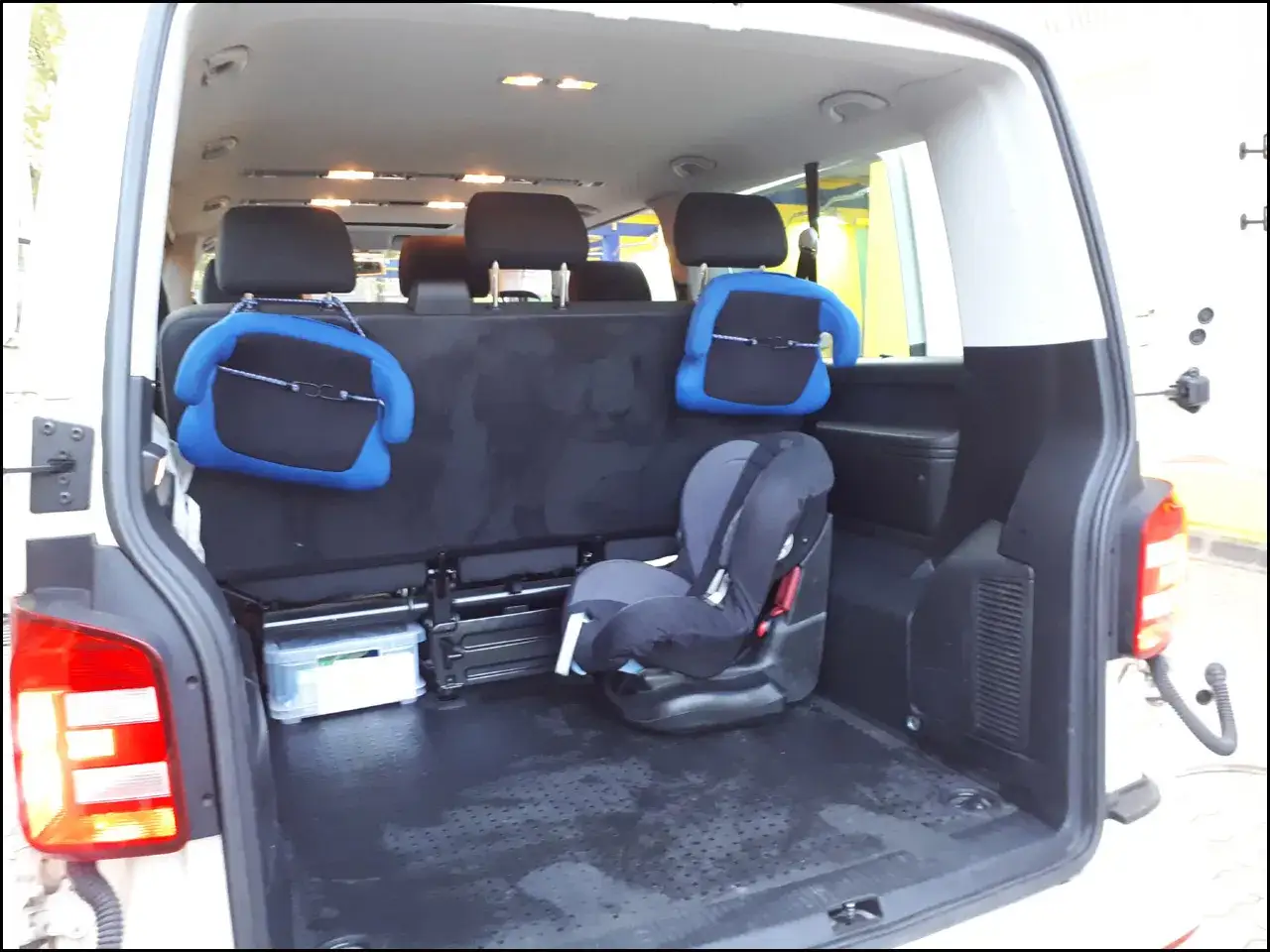 Ein Taxi mit Kindersitz und zwei blauen Kindersitzerh&ouml;hungen, bereit f&uuml;r die n&auml;chste Fahrt.