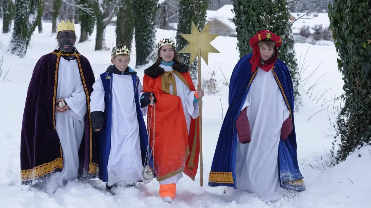 Drei K&ouml;nige im Schnee, ein Stern weist den Weg. Die **Epiphanie Bedeutung** wird durch diese Darstellung lebendig.