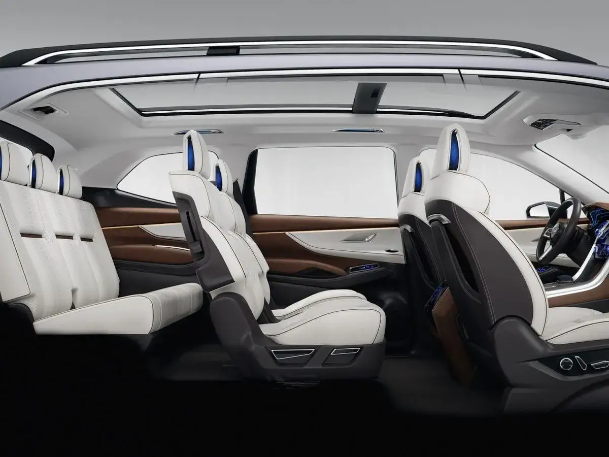 Wnętrze Subaru Ascent z białymi, komfortowymi fotelami, panoramicznym dachem i brązowymi akcentami.
