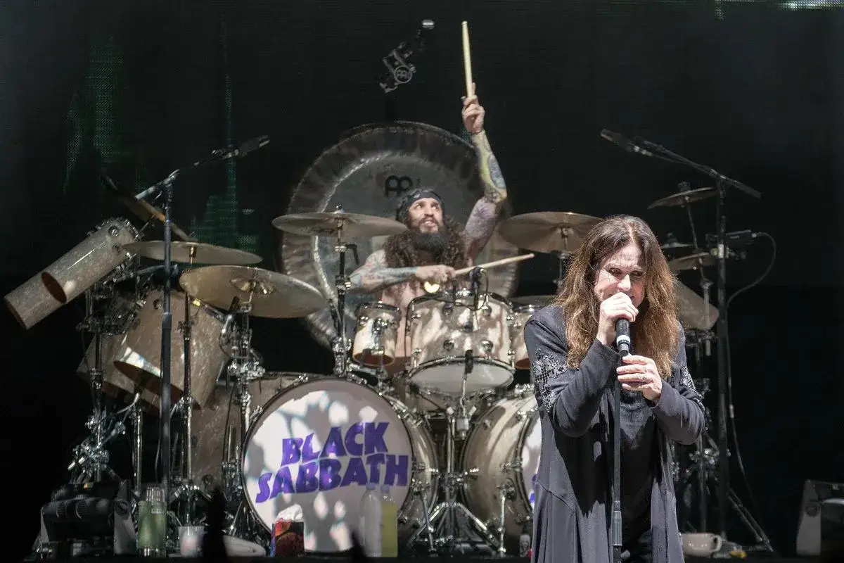 Ozzy Osbourne śpiewa na koncercie Black Sabbath, podczas gdy perkusista Tommy Clufetos gra na bębnach.